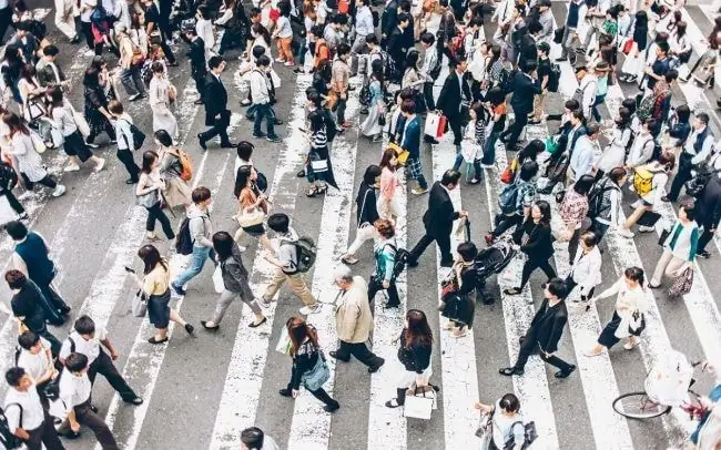 Giải Mã Chi Tiết Ý Nghĩa Nằm Mơ Thấy Nhiều Người Đến Nhà Mình