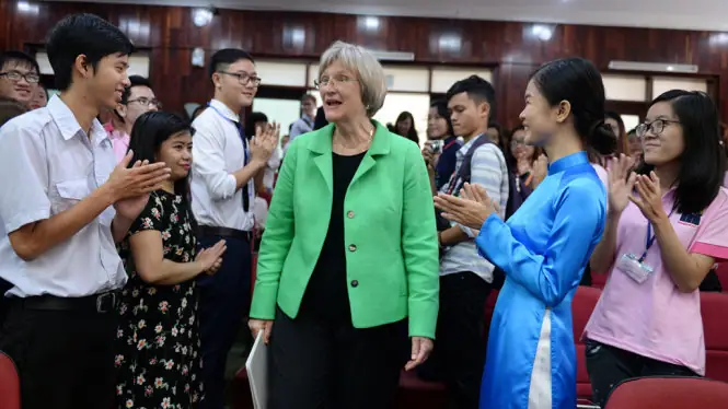 Giải Mã Giấc Mơ: Nằm Mơ Thấy Nói Chuyện Với Phụ Nữ Và Những Ý Nghĩa Sâu Xa