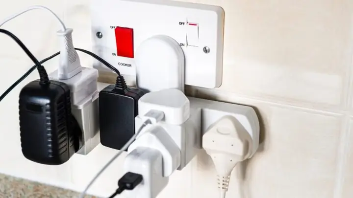 Giải Mã Ý Nghĩa Giấc Mơ Thấy Ổ Điện Cháy Và Những Con Số May Mắn