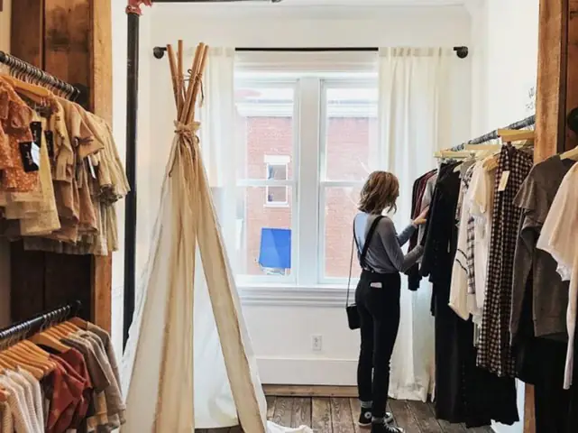 Giải Mã Giấc Mơ Thấy Quần Áo: Điềm Báo Gì Và Những Con Số May Mắn Bạn Không Nên Bỏ Lỡ