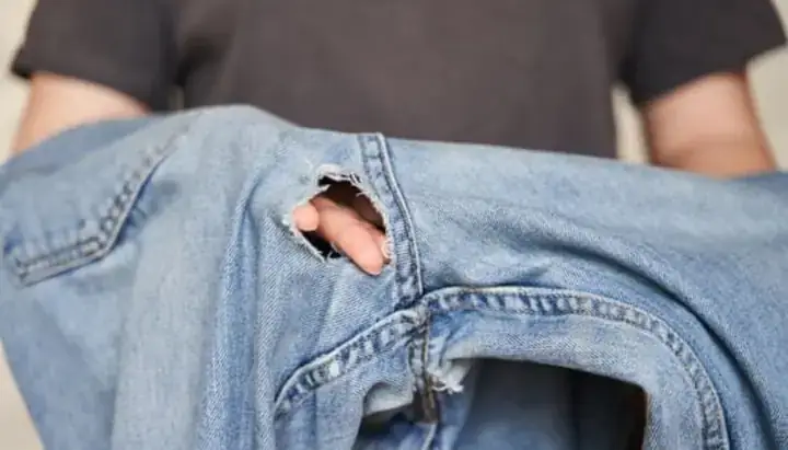 Giải Mã Giấc Mơ Thấy Quần Áo Rách: Ý Nghĩa Tâm Linh Và Những Con Số May Mắn