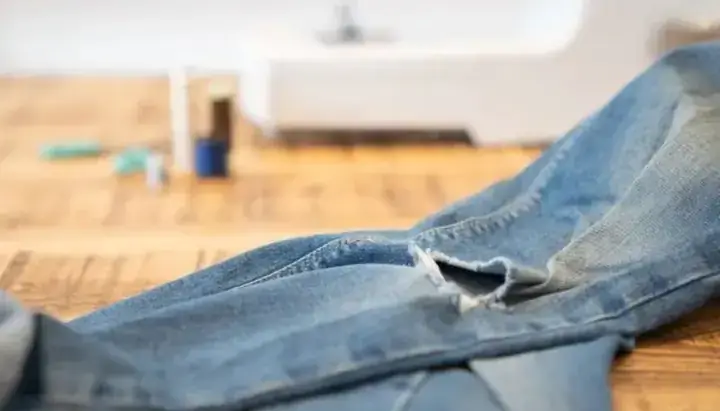 Giải Mã Giấc Mơ Thấy Quần Áo Rách: Ý Nghĩa Tâm Linh Và Những Con Số May Mắn