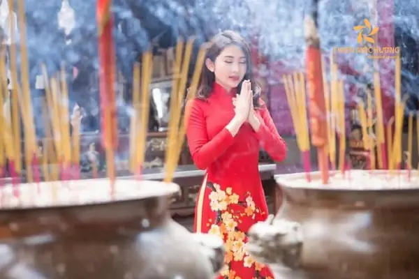 Nằm Mơ Thấy Thắp Nhang Cho Người Lạ: Giải Mã Ý Nghĩa Và Những Điềm Báo Đằng Sau