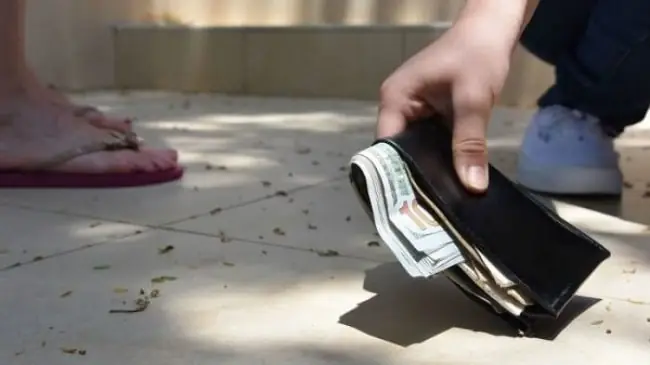 Giải Mã Giấc Mơ Thấy Nhặt Được Tiền: Điềm Báo Tốt Hay Xấu?