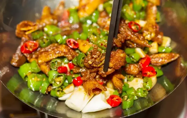 Giải Mã Giấc Mơ Thấy Tường Nhà Bị Nứt: Điềm Báo Gì Và Nên Làm Gì?