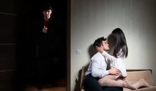 Nằm Mơ Thấy Vợ Ngủ Với Người Khác: Giải Mã Chi Tiết Ý Nghĩa & Con Số May Mắn