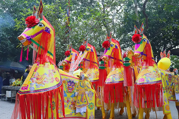 Năm Nay Cúng Ngựa Màu Gì? Giải Mã Ý Nghĩa Và Lựa Chọn Phù Hợp