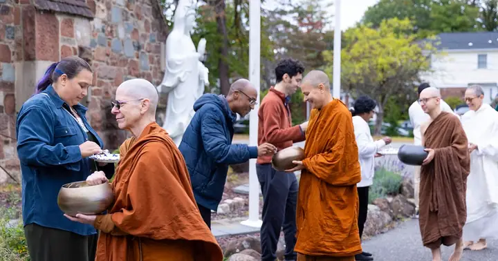 Ý Nghĩa Của Việc Nâng Bát Cúng Dường Trong Đời Sống Tâm Linh