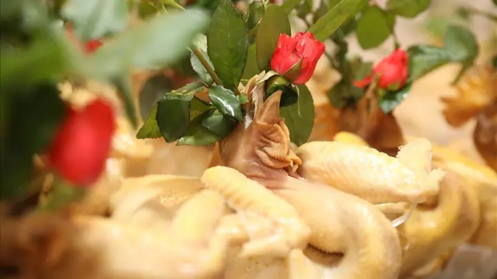 Ý Nghĩa Của Hành Động "ngậm Bông Hoa Hồng Như Con Gà Cúng" Trong Văn Hóa Việt