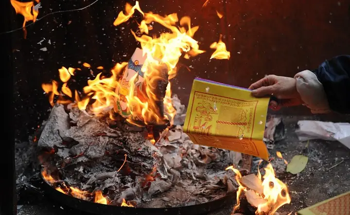 Ngày Giỗ Có Nên Cúng Mã Không?