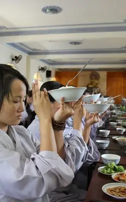 Nghi Thức Cúng Dường Trước Khi Ăn: Ý Nghĩa Và Hướng Dẫn Thực Hiện