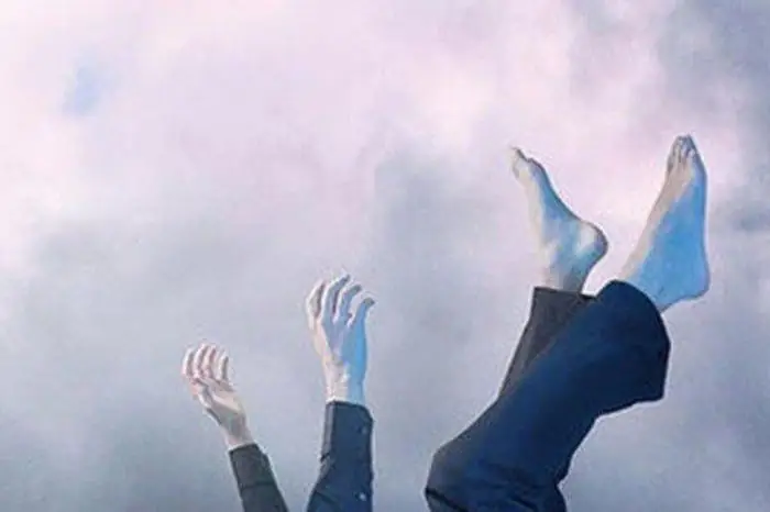 Giải Mã Hiện Tượng Ngủ Mơ Bước Hụt Chân: Nguyên Nhân Sinh Học Và Ý Nghĩa Tâm Lý