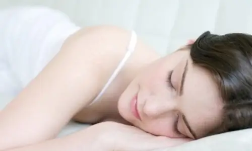 Giải Mã Hiện Tượng Ngủ Mơ Bước Hụt Chân: Nguyên Nhân Sinh Học Và Ý Nghĩa Tâm Lý