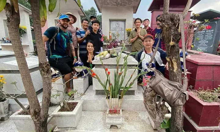 Người Nước Ngoài Có Thờ Cúng: Khi Rào Cản Văn Hóa Được Phá Vỡ