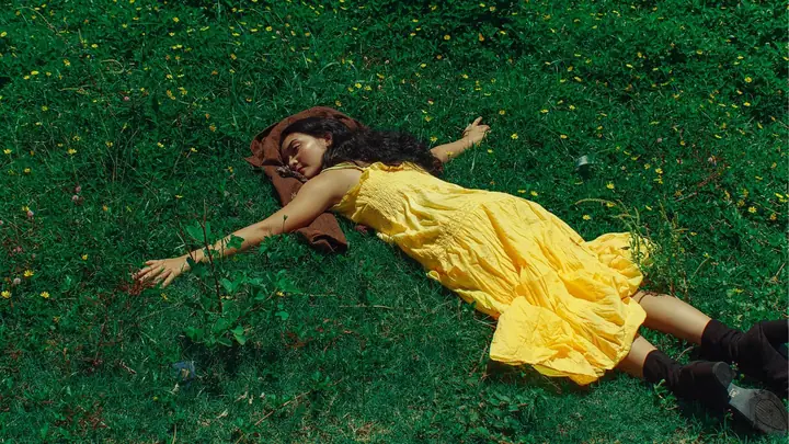 Người Xuất Hiện Trong Giấc Mơ Của Bạn Là Người Đang Nhớ Bạn: Giải Mã Sự Thật Đằng Sau Niềm Tin Dân Gian