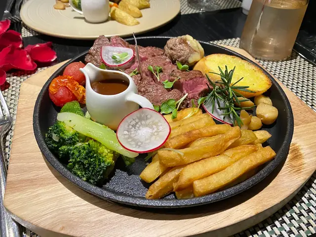 Top 10+ Nhà Hàng Ấm Cúng Quận Hoàn Kiếm Cho Buổi Tối Lý Tưởng