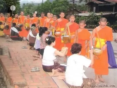 Ý Nghĩa Và Cách Thực Hiện Việc Nhận Của Bố Thí Cúng Dường Trong Phật Giáo