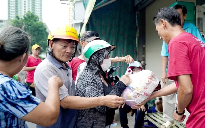 Nghi Lễ Giật Cô Hồn: Từ Trò Vui Của Trẻ Nhỏ Đến Biến Tướng 'cướp Giật'