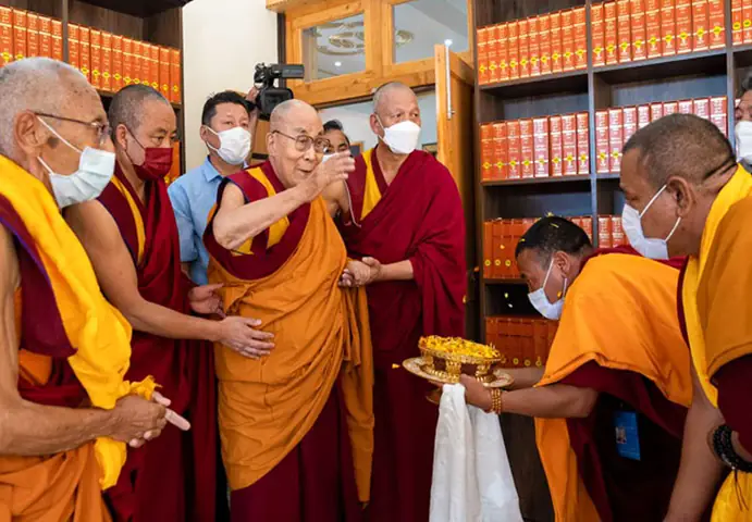 Sự Kết Hợp Với Văn Hóa Tây Tạng