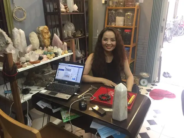 Đánh Giá Chi Tiết Các Mẫu Bàn Gia Tiên Bằng Gỗ Vàng Tâm Chuẩn Phong Thủy Cho Lễ Nhập Trạch