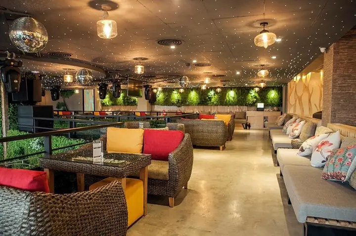 Top 10+ Quán Cafe Ấm Cúng Ở Hà Nội Cho Ngày Mưa Lạnh: Review Chi Tiết & So Sánh