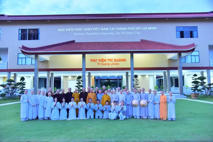 Sách Cúng Dường Đạo Sư: Các Mẫu Văn Khấn Chuẩn Và Ý Nghĩa Tâm Linh