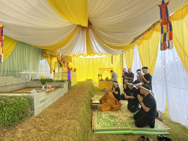 Sắm Lễ Cúng Xây Mộ: Cẩm Nang Chi Tiết Cho Gia Chủ Trong Năm 2026