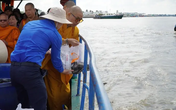 Sổ Cúng Phóng Sinh: Ý Nghĩa, Văn Khấn Và Những Điều Cần Biết