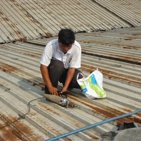 Sửa Mái Tôn Phải Cúng Như Thế Nào? Quy Trình Tâm Linh Khi Khắc Phục Sửa Chữa