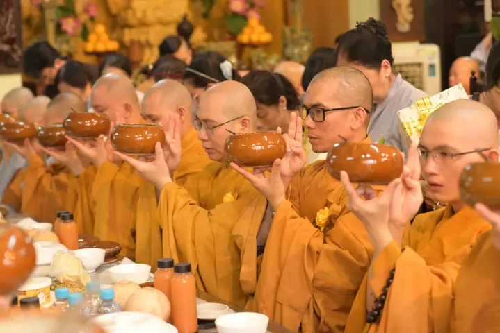 Tác Bạch Cúng Dường Dâng Y Mùa An Cư: Ý Nghĩa, Văn Khấn Và Các Bước Thực Hiện