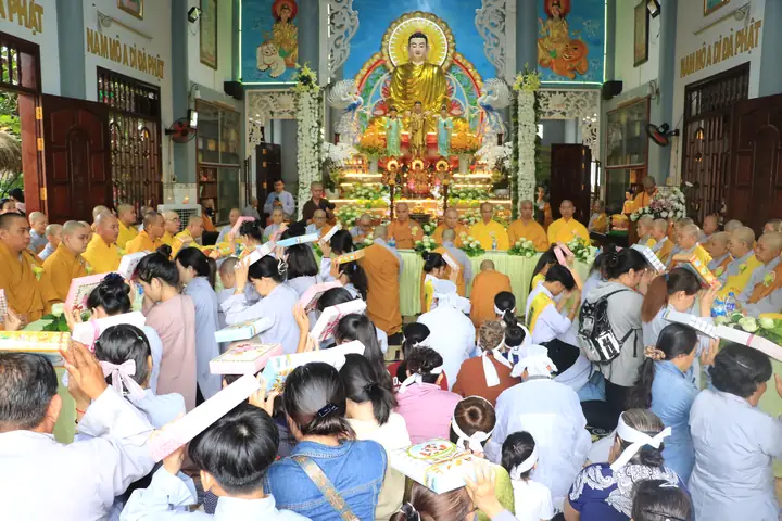 Tác Bạch Cúng Dường Dâng Y Mùa Vu Lan: Ý Nghĩa, Văn Khấn Và Cách Trình Bày