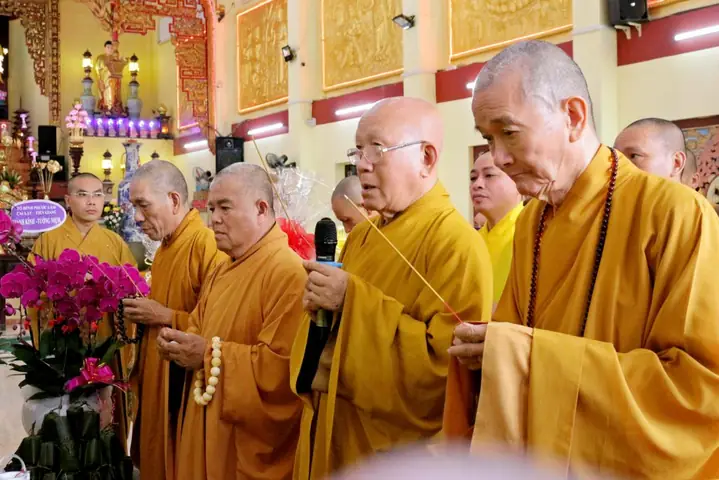 Tác Bạch Cúng Dường Dâng Y Mùa Vu Lan: Ý Nghĩa, Văn Khấn Và Cách Trình Bày