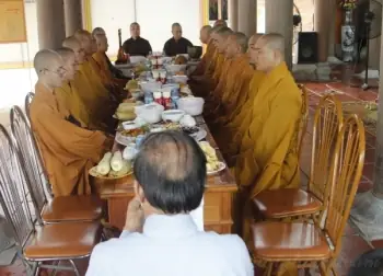 Ý Nghĩa Và Bài Văn Tác Bạch Cúng Dường Giáp Năm Cha