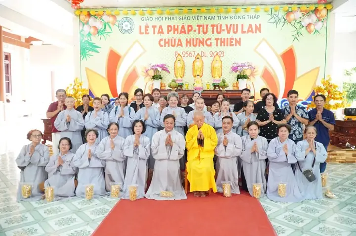 Tác Bạch Cúng Dường Tam Bảo: Ý Nghĩa, Nội Dung Văn Khấn Và Những Điều Cần Biết