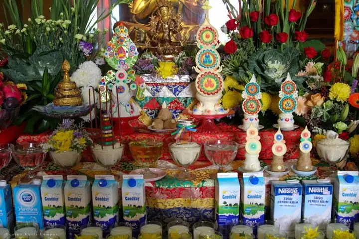 Ý Nghĩa Và Cách Thức Thực Hành Tám Bát Cúng Dường Trong Phật Giáo Drukpa