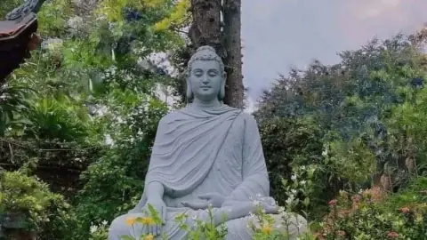 Tám Món Cúng Dường Cho Tăng Già: Cẩm Nang Phúc Đức Cho Đời Này Và Kiếp Sau