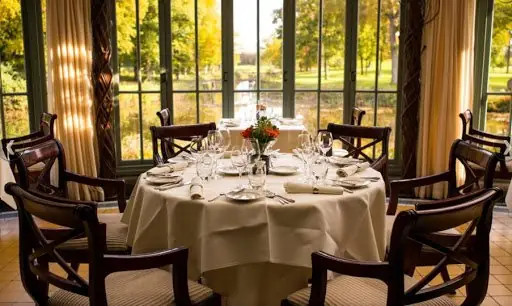 Thay Bàn Ghế Quán Ăn Có Cần Cúng Không?