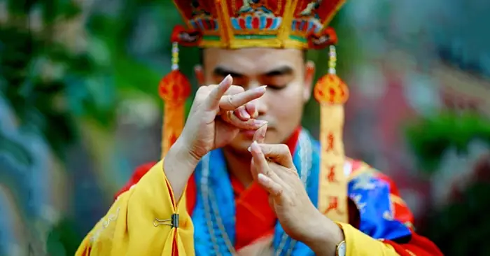 Thầy Cúng Tiếng Anh Là Gì? Giải Đáp Chi Tiết Định Nghĩa & Cách Dùng