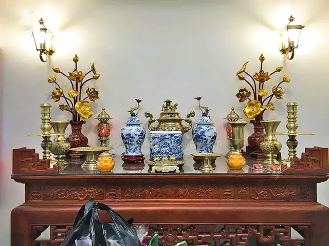 Cẩm Nang Lọ Lộc Bình: Ý Nghĩa Phong Thủy & Cách Bài Trí Trong Thế Giới Đồ Thờ Cúng