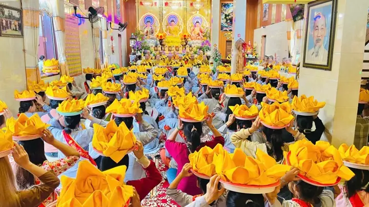 Những Bài Thơ Dâng Hoa Cúng Dường Ý Nghĩa Nhất Trong Nghi Lễ Phật Giáo