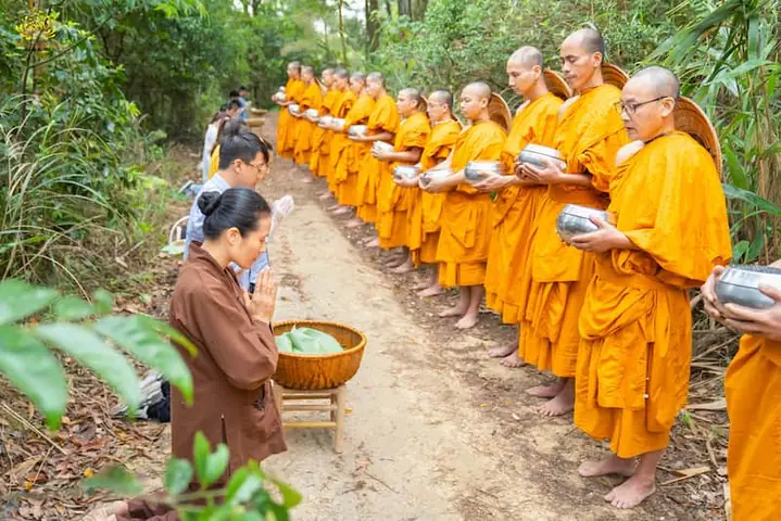 Cúng Dường Tam Bảo: Ý Nghĩa Tâm Linh Sâu Sắc Và Hướng Dẫn Thực Hành Đúng Cách
