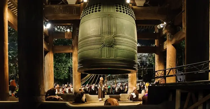 Tiếng Gõ Chuông Cúng Giao Thừa: Ý Nghĩa, Nguồn Gốc Và Các Quy Tắc Cần Biết