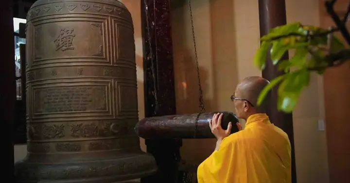 Tiếng Gõ Chuông Cúng Giao Thừa: Ý Nghĩa, Nguồn Gốc Và Các Quy Tắc Cần Biết