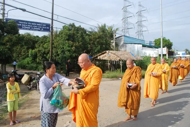 Tìm Hiểu Luật Dâng Cúng Chư Tăng: Những Nguyên Tắc Tâm Linh Và Nghi Thức Chuẩn Mực