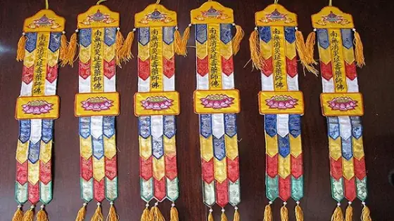 Ý Nghĩa Của Tràng Phan Nghiêm Khi Cúng Phật