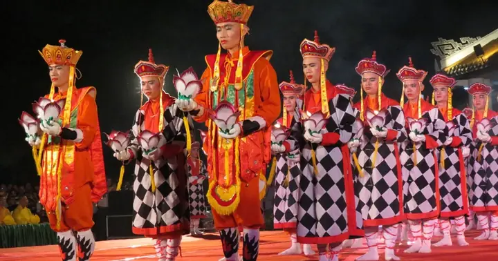 Trang Phục Lục Cúng Hoa Đăng Huế: Gợi Ý Phong Cách & Ý Nghĩa Tâm Linh