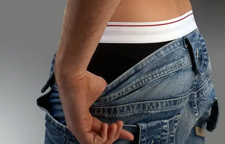 Lật Tẩy Chiêu Trò Rạch Lưỡi Chảy Máu Của Thầy Cúng: Sự Thật Đằng Sau Màn Trình Diễn Kinh Dị