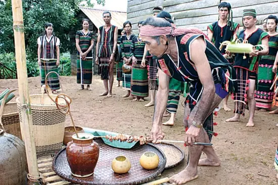 Tục Cúng Đêm 30: Giữ Lửa Thiêng Và Thờ Thần Sấm Của Người Thái Xứ Nghệ