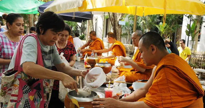 Tìm Hiểu Sâu Về Tục Cúng Dường Của Người Thái Lan: Ý Nghĩa, Các Bước & Vật Phẩm