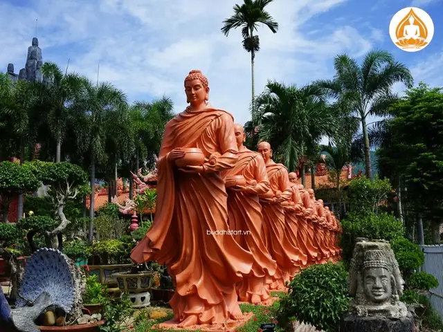 Tượng Phật Thích Ca Đứng